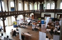 Schülerinnen und Schüler unterhalten sich mit Unternehmen in der Festhalle Rottenburg 