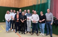 Gruppenbild vom Förderverein in der Halle 