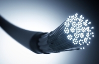 Glasfaser-Kabel vor dunklem Hintergrund 