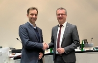 Stephan Neher gratuliert Justus Hoffmann zur Wahl 