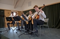 4 Kinder an der Guitarre 