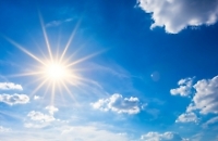 Sonne am blauen Himmel 