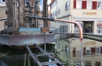Ein Brunnen in Nahaufnahme aus dem Wasser läuft. 