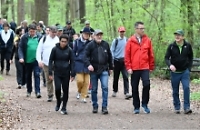 Gruppe die im Wald wandert 