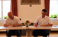 Erster Bürgermeister Dr. Hendrik Bednarz und Schulleiter Dr. Stephan Neu unterzeichnen die Lernpartnerschaft 
