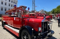 Historisches Feuerwehrauto draußen 