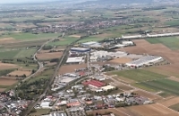 Ergenzinger Industriegebiet von oben bei Tag. 