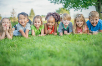 Kinder liegen auf der Wiese 