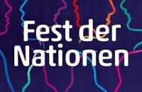 Schriftzug: Fest der Nationen auf dunklem Grund 