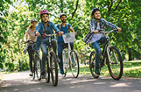 Familie fährt Fahrrad 