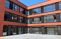 Großes Schulgebäude 