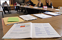 Lernmaterialien auf einem Tisch in einem Seminarraum 