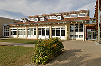 Schulhof und Gebäude 