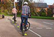 Zwei Radfahrer absolvieren einen Geschicklichkeitsparcours  