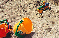 Spielsachen im Sand 