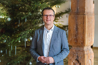 Oberbürgermeister Stephan Neher vor einem geschmückten Weihnachtsbaum 