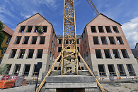 Zwei Gebäudefassaden im Rohbau 