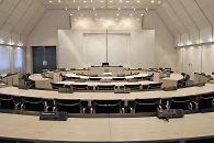  Sitzungssaal mit kreisförmig angeordneten Sitzreihen 
