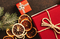 Weihnachtszweig, getrocknete Orangenscheiben, Geschenke 