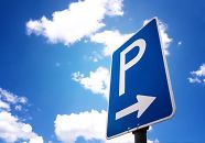 Ein Schild mit einem P für Parken darauf vor blauem Himmel 