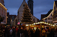 Abendliche Marktszene in der kalten Jahreszeit 