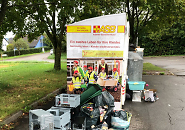 Wilder Müll neben einem Glascontainer 