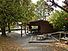 Hütte und Spielgeräte