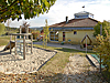 Kindergarten Brandhecke Dettingen Spielplatz mit Klettergerüst und Kindergartengebäude