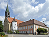 Gebäudeensemble mit Kirche