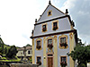 Mesnerhaus, erbaut 1770 Außenansicht zweistöckiges Haus mit Mansarddach