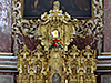 Blick in den Chorraum, im vergoldeten Schrein das Gnadenbild der Wallfahrtskirche im Weggental, die Holzskulptur Maria mit dem toten Christus (Pietà) Altar mit Vergoldung