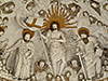 Stuckierung des Chors, Darstellung von Christus, der den Tod überwunden hat, mit Petrus, Paulus und Engeln Blick in den Chor mit Figuren aus Stuck