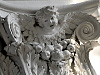 Detail, Säulenkapitell Stuckierung mit Engel und Früchten am Säulenkapitell