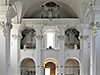 Blick zur Eingangsseite mit Orgelempore Innenansicht der Kirche mit Orgelempore