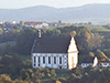 Weggental mit Wallfahrtskirche Kirchengebäude und Landschaft mit Baumwiesen