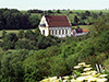Wallfahrtskirche im Weggental Kirchengebäude und Wiesen mit Blumen