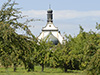 Die Weggentalkirche, umgeben von Streuobstwiesen Außenansicht der Kirche von der Chorseite, mit Apfelbäumen
