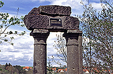 Römische Säulen aufgestellt in der Natur am Stadtrand Richtung Altstadtkapelle