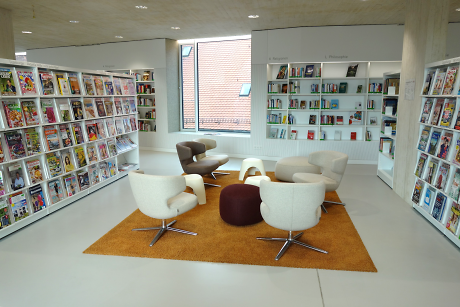 Sitzlandschaft mit mehreren beigen Sesseln, darum herum Bücherregale Quelle: Stadtbibliothek Rottenburg
