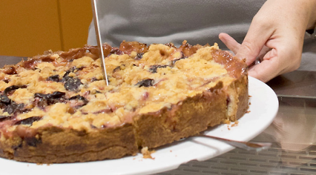 Ein Kuchen wird angeschnitten Quelle: Café Stadtgespräch
