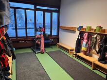 Blick in den Eingangsbereicht Kindergarten mit Gummistiefeln und Jacken