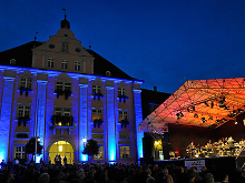 Marktplatz Rottenburg am Abend mit Konzertbühne und Bestuhlung, beim Open-Air Jazz