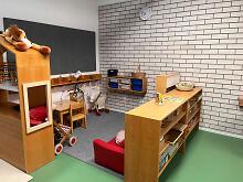 Blick in eine Spielecke für Kinder mit Spielzeug