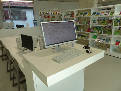 PC mit Suchmaske auf dem Bildschirm, im Hintergrund sind Bücherregale zu sehen Quelle: Stadtbibliothek Rottenburg am Neckar