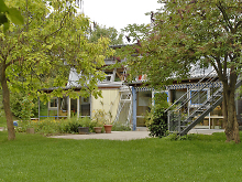 Grünfläche und Gebäude