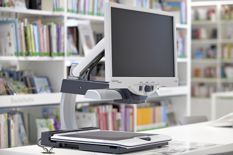 Bildschirmlesegerät im Vordergrund, im Hintergrund Bücherregale Quelle: Steffen Schlüter