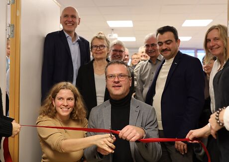 Mehrere Menschen schneiden ein rotes Band durch und eröffnen damit das B3