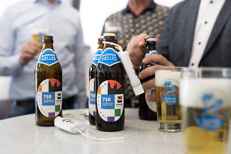 Eine Flasche Bier mit einem Etikett mit Logo des Rottenburger Stadtjubiläums.