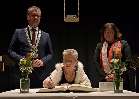 Ursula Sieber (Mitte) trägt sich in das Goldene Buch der Stadt Rottenburg ein