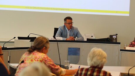Der Erste Bürgermeister Dr. Hendrik Bednarz richtet ein Grußwort ins Plenum des Sitzungssaales